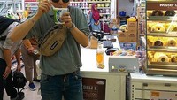 Dengan gayanya yang santai, pria yang sering disapa Jun Chef ini juga gemar makan pop mie. Foto: Instagram @jjuunnyy.j