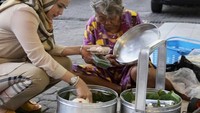 Wanita hebat Indonesia, diumurnya yang senja masih gigih berjuang demi keluarga. Doaku untukmu Ibu dan seluruh wanita Indonesia, tulisnya saat membagikan foto seorang penjual jajanan pasar yang sudah tua renta.  Foto: Instagram yustinficardo
