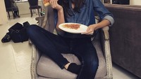 “Pizza on set makes me happy,” tulis wanita yang dikenal ramah ini. Wah, meski ngemilnya jus dan buah, sesekali Sara tak ragu makan pizza. Foto: Instagram sarasampaio