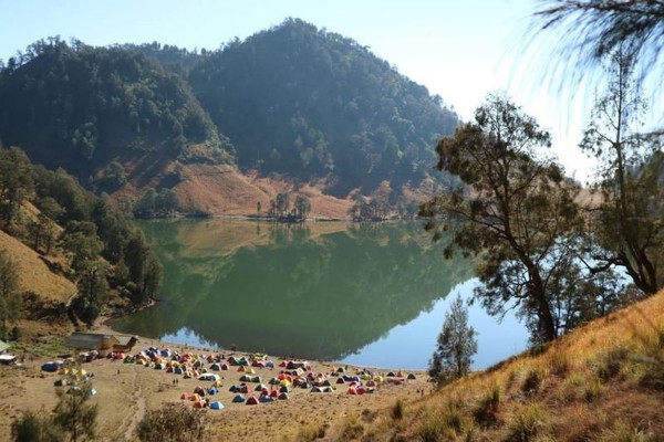 Untuk mencapai Ranu Kumbolo, traveler dapat melalui jalur pendakian Watu Rajeng atau Bukit Ayek Ayek yang berjarak sekitar 8 km dari pos pendaftaran Ranu Pani. (Riezka Putri/dTraveler) Untuk mencapai Ranu Kumbolo, traveler dapat melalui jalur pendakian Watu Rajeng atau Bukit Ayek Ayek yang berjarak sekitar 8 km dari pos pendaftaran Ranu Pani. (Riezka Putri/dTraveler)