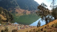 Untuk mencapai Ranu Kumbolo, traveler dapat melalui jalur pendakian Watu Rajeng atau Bukit Ayek Ayek yang berjarak sekitar 8 km dari pos pendaftaran Ranu Pani. (Riezka Putri/dTraveler)