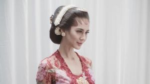 Lihat Lagi Gaya Paula Verhoeven dengan Kebaya Lamaran Hingga Gaun Resepsi