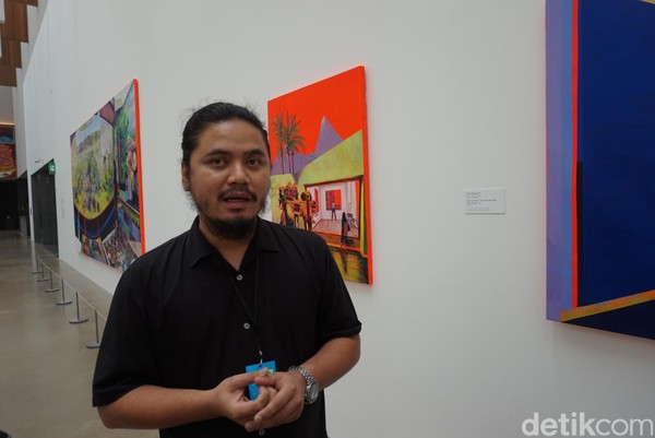 Inilah Zico Albaiquni. Dia bercerita lukisan ini dibuat bertepatan momen gerakan 212. Zico merekam peristiwa itu melalui medium seni (Melisa Mailoa/detikTravel) Inilah Zico Albaiquni. Dia bercerita lukisan ini dibuat bertepatan momen gerakan 212. Zico merekam peristiwa itu melalui medium seni (Melisa Mailoa/detikTravel)
