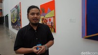 Inilah Zico Albaiquni. Dia bercerita lukisan ini dibuat bertepatan momen gerakan 212. Zico merekam peristiwa itu melalui medium seni (Melisa Mailoa/detikTravel)