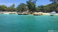 Saat tiba di Pelabuhan Gili Air, kamu akan disambut dengan perairan jernih nan memanjakan mata. Saking jernihnya, kamu bisa melihat rombongan ikan yang schooling di bawah dermaga. (Bonauli/detikTravel)