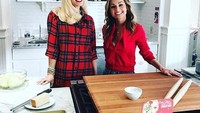 Disela-sela kesibukannya manggung dan menjadi juri dalam ajang pencarian bakat. Gwen menyempatkan diri untuk belajar membuat kue bersama chef ternama. Foto: Instagram @gwenstefani