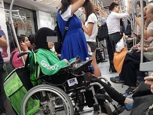 Inspiratif! Ojol Ini Tetap Semangat Antar Makanan Meski Pakai Kursi Roda