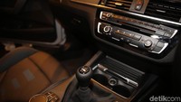 Kecepatan puncak kendaraan ini dibatasi secara elektronik hingga 250 km/jam. Konsumsi bahan bakar pada transmisi 6-percepatan manual gearbox adalah 10,2 km/l dengan emisi CO2 223g/km. Sementara untuk opsi transmisi M Double Clutch Transmission (M DCT) 7-percepatan, konsumsi bahan bakar menjadi 11 km/l dan emisi CO2 207g/km. Foto: Agung Pambudhy