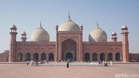 Bergeser ke Pakistan, ada Masjid Badshahi yang didominasi warna merah bata dan memiliki 8 menara. Masjid ini dibangun pada 1673 oleh raja keenam Dinasi Mughal Aurangzeb Alamgir. (Arief Ikhsanudin/detikcom)