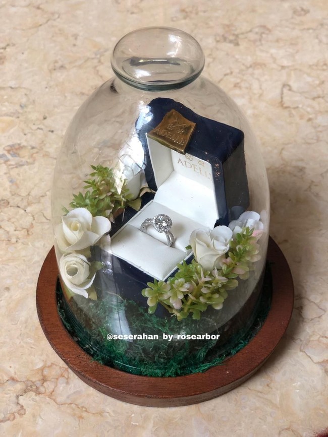 Tempat cincin pertunangan yang ditutup dengan kaca berbentuk lampion. Adly dan Angbeen rencananya bakal melangsungkan pernikahan tahun depan.  Foto: Dok. Rose Arbor Seserahan