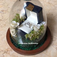 Tempat cincin pertunangan yang ditutup dengan kaca berbentuk lampion. Adly dan Angbeen rencananya bakal melangsungkan pernikahan tahun depan.  Foto: Dok. Rose Arbor Seserahan