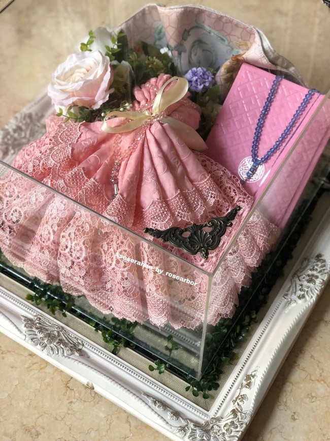 Mukena pun berwarna pink. Dita menambahkan, tidak ada tema dari daerah tertentu yang dipilih untuk seserahan Adly dan calon istrinya. “Temanya lebih universal, tapi dipercantik dengan ukiran-ukiran,” kata Dita. Foto: Dok. Rose Arbor Seserahan