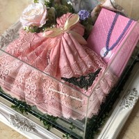 Mukena pun berwarna pink. Dita menambahkan, tidak ada tema dari daerah tertentu yang dipilih untuk seserahan Adly dan calon istrinya. “Temanya lebih universal, tapi dipercantik dengan ukiran-ukiran,” kata Dita. Foto: Dok. Rose Arbor Seserahan