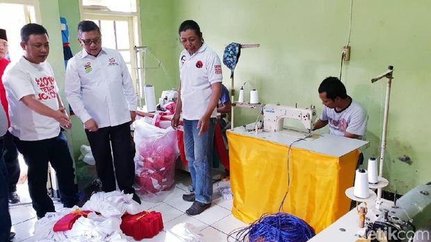   Sekjen PDIP Hasto Kristiyanto menghadiri deklarasi dukungan ke Jokowi-Ma'ruf Amin di Garut/