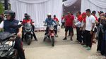 Tangan Mengepal, Bos OJK Pamer Moge BMW Jadul