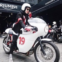 Meski sempat lepas pakai, istri presenter Omesh Dian Ayu Lestari akhirnya mantap berhijab di awal tahun 2018. Perempuan cantik yang sebelumnya bekerja sebagai news anchor ini mengaku sangat didukung sang suami untuk berhijab. Foto: Instagram/DianAyu