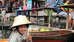 Serunya Makan Sambil Belanja di Dannoen Saduak Floating Market