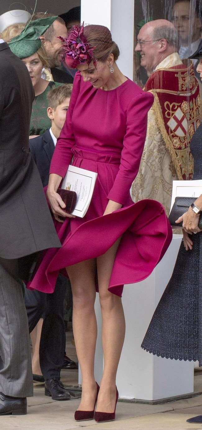 Kate lumayan sering mendapat masalah dengan angin. Beberapa kali, Duchess of Cambridge terlihat kesulitan memegangi roknya yang ditiup angin. Foto: Ist.