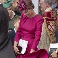 Kate lumayan sering mendapat masalah dengan angin. Beberapa kali, Duchess of Cambridge terlihat kesulitan memegangi roknya yang ditiup angin. Foto: Ist.