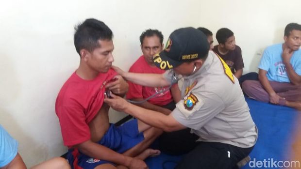 Detik-detik Evakuasi 7 ABK Kapal Barang yang Tenggelam di Selat Bali 