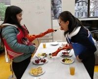 Canggih! Tangan Robot Ini Bisa Suapi Makanan Secara Otomatis