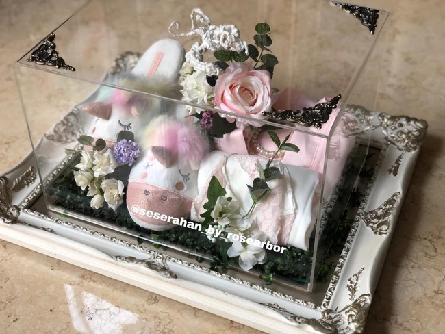 Kesan girly juga terlihat dari isi seserahan untuk Angbeen yang berusia 21 tahun itu. Seperti slippers berbentuk unicorn ini. Foto: Dok. Rose Arbor Seserahan