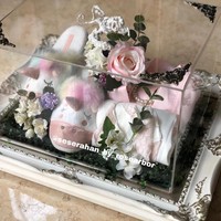 Kesan girly juga terlihat dari isi seserahan untuk Angbeen yang berusia 21 tahun itu. Seperti slippers berbentuk unicorn ini. Foto: Dok. Rose Arbor Seserahan