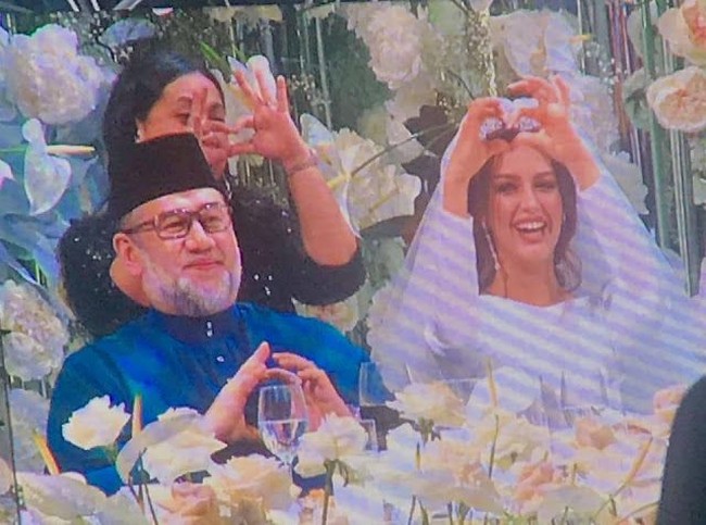 New Straits Times Online sendiri melansir foto-foto pernikahan Yang di-Pertuan Agong Sultan Muhammad V dengan Oksana Voevodina dari sebuah situs Islami berbahasa Rusia, Islamnews. Dari foto yang kini viral tersebut terlihat Sultan Muhammad V duduk di pelaminan bersama mempelai wanitanya yang cantik. Foto: Dok. Facebook/Islamnews