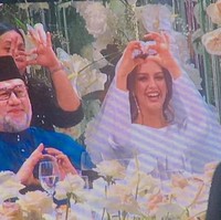 New Straits Times Online sendiri melansir foto-foto pernikahan Yang di-Pertuan Agong Sultan Muhammad V dengan Oksana Voevodina dari sebuah situs Islami berbahasa Rusia, Islamnews. Dari foto yang kini viral tersebut terlihat Sultan Muhammad V duduk di pelaminan bersama mempelai wanitanya yang cantik. Foto: Dok. Facebook/Islamnews