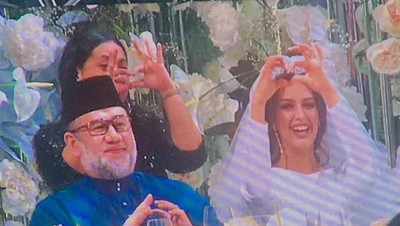 Potret Raja Malaysia dan Ratu Kecantikan Rusia