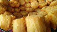ni roti sumbu, potongan singkong renyah yang baru diangkat dari wajan. Hangat dan gurih. Siapa mau? Foto: Instagram @omamuda