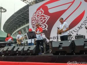 Ketua Dewan Komisioner OJK Kenalkan Saingan Elek Yo Band