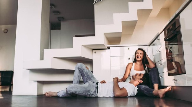 5 Posisi Bercinta yang Nggak Berisik, Cocok Saat Ada Tamu Menginap