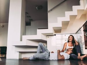 5 Posisi Bercinta yang Nggak Berisik, Cocok Saat Ada Tamu Menginap