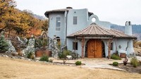 Rumah yang berada di kaki bukit Ashland, Oregon ini dibuat oleh seniman sekaligus arsitek lokal Ed Bemis. Dia merancang interior rumah itu yang terinspirasi dari novel fantasi, dengan tema naga, pertempuran dan petualangan. Istimewa/Boredpanda.