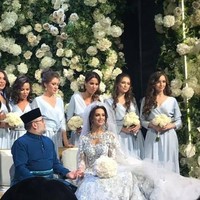 Dalam pesta pernikahan tersebut kedua mempelai tampil tidak seragam seperti pengantin pada umumnya. Yang di-Pertuan Agong Sultan Muhammad V mengenakan busana khas Melayu berwarna biru lengkap dengan sarun songketnya. Sedangkan Oksana Voevodina mengenakan gaun pengantin internasional berwarna putih yang megah. Foto: Dok. Facebook/Islamnews