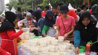 Acara yang digelar di parkir timur Senayan ini dipadati warga.