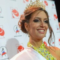 Inilah Oksana Voevodina, sang mempelai wanita. Oksana diketahui berusia 25 tahun, lebih muda 24 tahun dari Yang di-Pertuan Agong Sultan Muhammad V. Dia merupakan juara Miss Moscow 2015. Foto: Dok. Facebook/Islamnews