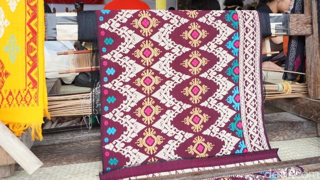 Ratusan Pelaku Industri Tenun Tradisional Gulung Tikar