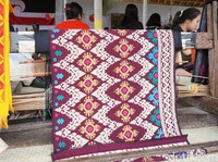 Ratusan Pelaku Industri Tenun Tradisional Gulung Tikar
