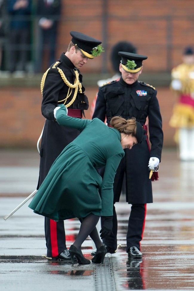 Saat perayaan St. Patricks Day, Kate Middleton pernah kesulitan karena high heelsnya. Bagian hak sepatu tersangkut di jalanan. Untungnya ada Pangeran William yang sigap membantu sang istri. Foto: Ist.