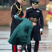 Saat perayaan St. Patricks Day, Kate Middleton pernah kesulitan karena high heelsnya. Bagian hak sepatu tersangkut di jalanan. Untungnya ada Pangeran William yang sigap membantu sang istri. Foto: Ist.