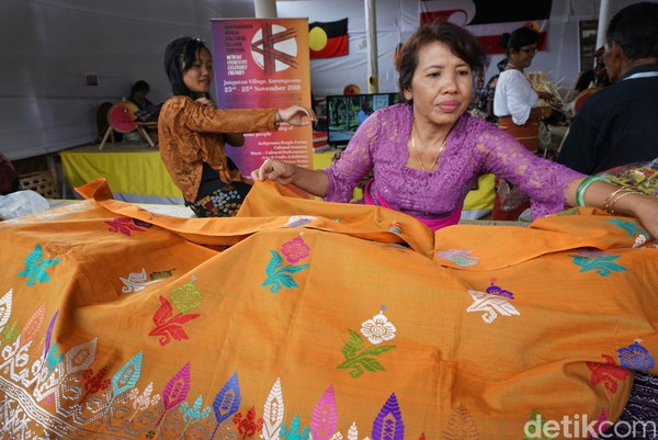 Proses diawali dengan pencelupan benang dalam minyak kemiri selama 5 minggu. Setelah itu, benang dicelup dengan pewarna alam. Sabar, proses masih panjang lagi sebelum jadi kain yang cantik (Ditya/detikTravel) Proses diawali dengan pencelupan benang dalam minyak kemiri selama 5 minggu. Setelah itu, benang dicelup dengan pewarna alam. Sabar, proses masih panjang lagi sebelum jadi kain yang cantik (Ditya/detikTravel)