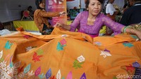 Proses diawali dengan pencelupan benang dalam minyak kemiri selama 5 minggu. Setelah itu, benang dicelup dengan pewarna alam. Sabar, proses masih panjang lagi sebelum jadi kain yang cantik (Ditya/detikTravel)