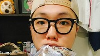  Kemasannya bertuliskan tulisan Korea. Chef Jun lagi cicip apa ya? Foto: Instagram @jjuunnyy.j