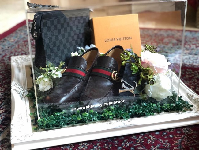 Tas Louis Vuitton dan loafers dari Gucci menjadi persembahan istimewa dari  Angbeen untuk Adly. Sejoli yang beda usia 10 tahun ini dikabarkan sudah menjalin asmara sejak dua tahun lalu, Foto: Dok. Rose Arbor Seserahan