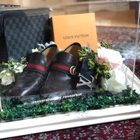 Tas Louis Vuitton dan loafers dari Gucci menjadi persembahan istimewa dari  Angbeen untuk Adly. Sejoli yang beda usia 10 tahun ini dikabarkan sudah menjalin asmara sejak dua tahun lalu, Foto: Dok. Rose Arbor Seserahan