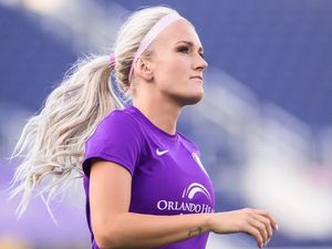 Foto: Liburannya Mantan Pesepakbola Cantik Kanada, Kaylyn Kyle