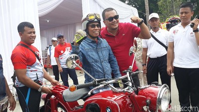 Tangan Mengepal, Bos OJK Pamer Moge BMW Jadul