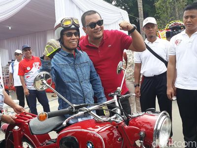 Tangan Mengepal, Bos OJK Pamer Moge BMW Jadul